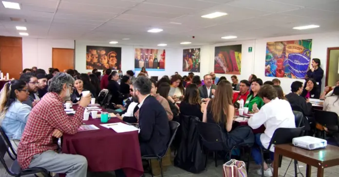 mega-clase-ia-cdmx-mujeres-emprendedoras-publicidad-digital.png Mujeres emprendedoras participan en Mega Clase IA CDMX aprendiendo inteligencia artificial y publicidad digital en un espacio educativo moderno