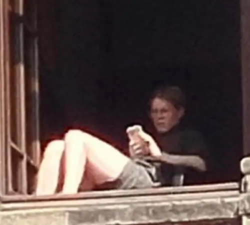 Sheinbaum confirma mujer tomando sol en el Palacio Nacional