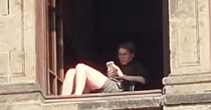 mujer-tomando-el-sol-palacio-nacional-claudia-sheinbaum.jpg Mujer tomando el sol en ventana de Palacio Nacional confirmada por Claudia Sheinbaum tras revisión oficial del incidente