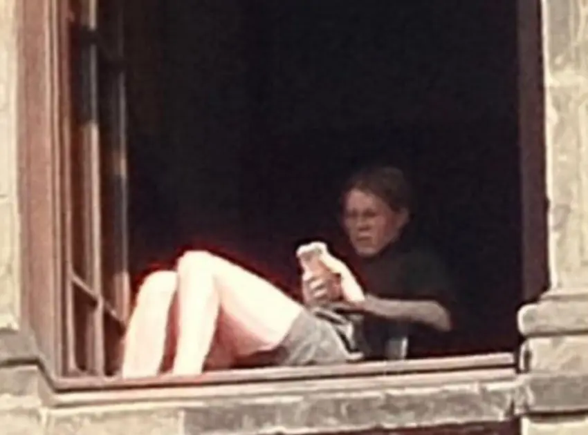 Sheinbaum confirma mujer tomando sol en el Palacio Nacional