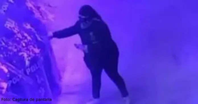 Mujer agrade a policías durante la Marcha del 8M en Campeche Una mujer está lanzando gasolina a policías durante la Marcha del 8M en Campeche