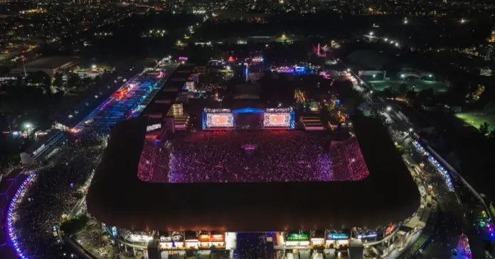 vive-latino-2026-los-fabulosos-cadillacs-cierre-festival.png Multitud durante concierto de Los Fabulosos Cadillacs en el Vive Latino 2026 con escenario iluminado y ambiente de cierre de festival de rock.