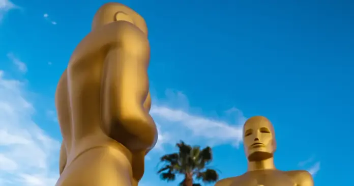 ganadores-premios-oscar-2026-gala-hollywood.webp Ganadores Premios Oscar 2026 celebran en la alfombra roja del Dolby Theatre con estatuilla dorada durante la gala del cine en Hollywood.