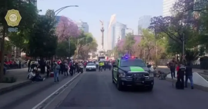 Protesta de maestros durante paro nacional CNTE bloqueando avenidas principales en la Ciudad de México con afectaciones viales Protesta de maestros durante paro nacional CNTE bloqueando avenidas principales en la Ciudad de México con afectaciones viales