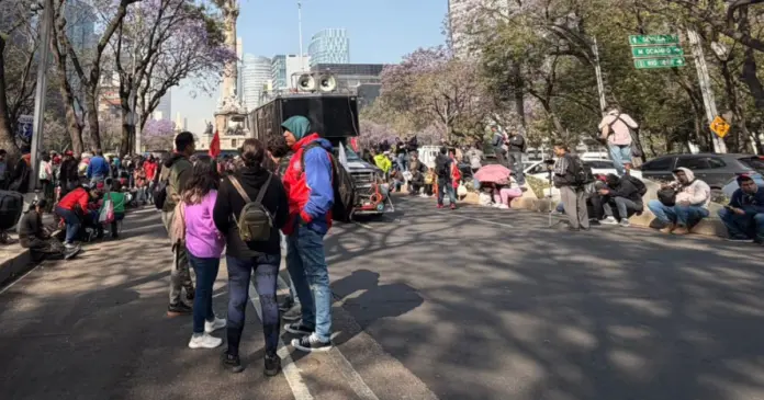 bloqueos-cnte-cdmx-reforma-trafico.jpg Bloqueos CNTE CDMX en Paseo de la Reforma con manifestantes ocupando la avenida y fuerte congestionamiento vehicular