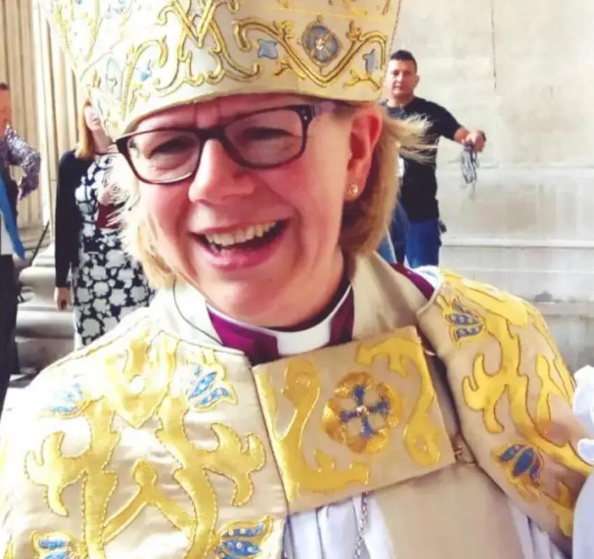 Sarah Mullally, primera mujer arzobispa en Canterbury