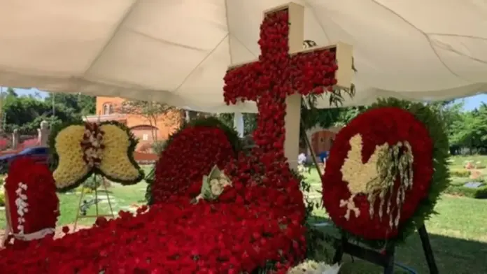 Tumba de El Mencho atrae a turistas en Zapopan_ dejan ofrendas y objetos religiosos Tumba de El Mencho atrae a turistas en Zapopan: dejan ofrendas y objetos religiosos