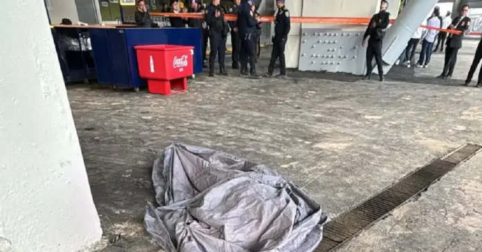 aficionado pierde la vida en estadio Banorte De manera extraoficial, se reporta que el joven tenía 27 años, que tenía el nombre de Adrián Gómez Vázquez y que el accidente ocurrió en la entrada al túnel 52.