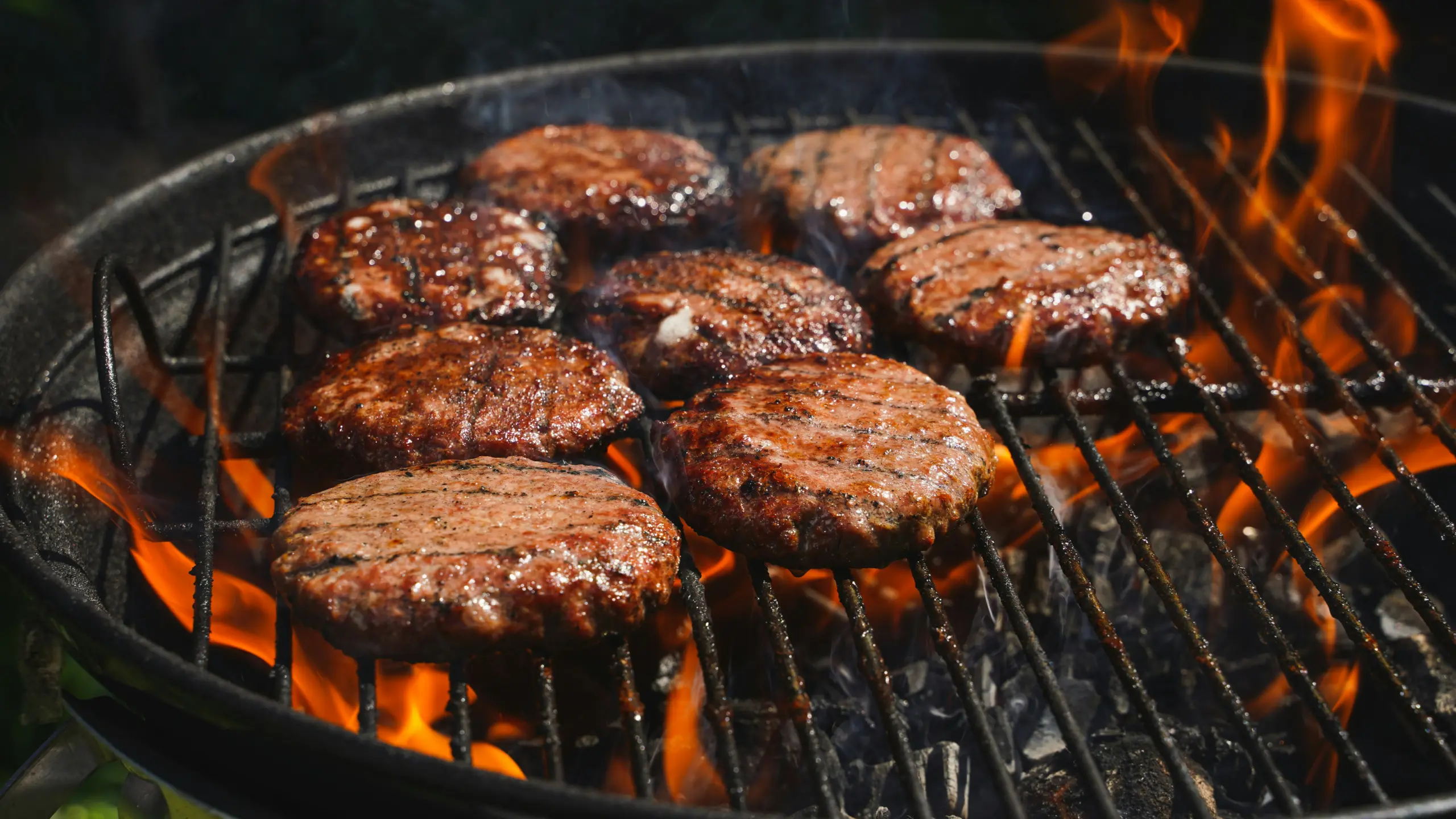 También influye el tipo de alimento carnes procesadas o con alto contenido de grasa tienden a producir más humo y residuos al cocinarse a temperaturas elevadas