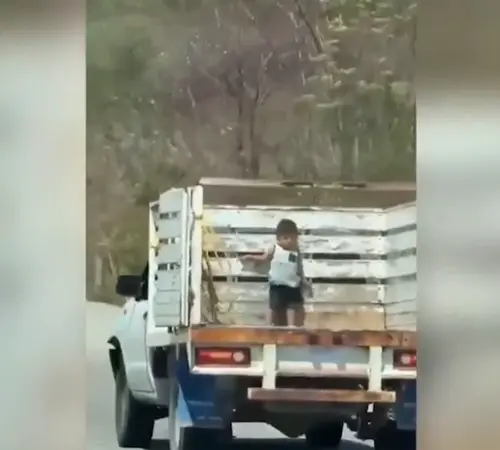 Indignación por video de menor que iba colgado de camioneta en carretera