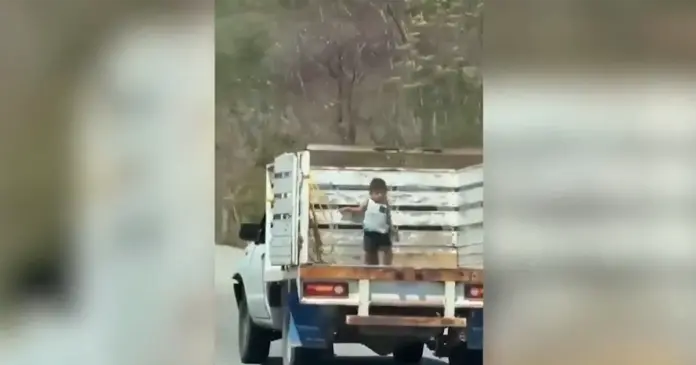 carretera_oaxaca_01 Automovilistas salvan a niño que viajaba en la batea de una camioneta