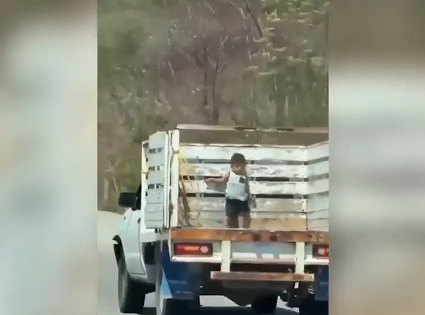 Indignación por video de menor que iba colgado de camioneta en carretera
