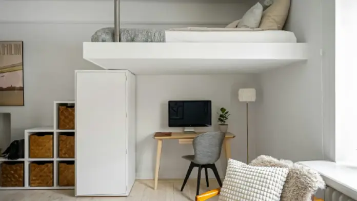 El primer paso es aprovechar la verticalidad. Instalar repisas altas, muebles con varios niveles o estantes flotantes permite liberar espacio en el suelo y mantener el orden. Las paredes pueden convertirse en aliadas estratégicas para almacenamiento y decoración.