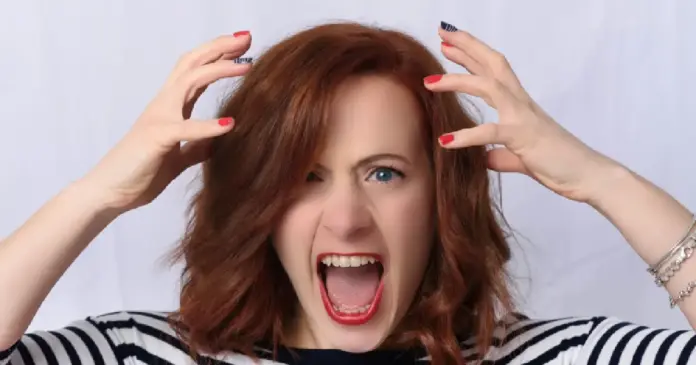 Trabajo y vida personal: cómo evitar que se mezclen Los correos, mensajes y pendientes pueden extender la jornada más allá del horario laboral. Por eso, establecer límites claros es fundamental para cuidar el bienestar.