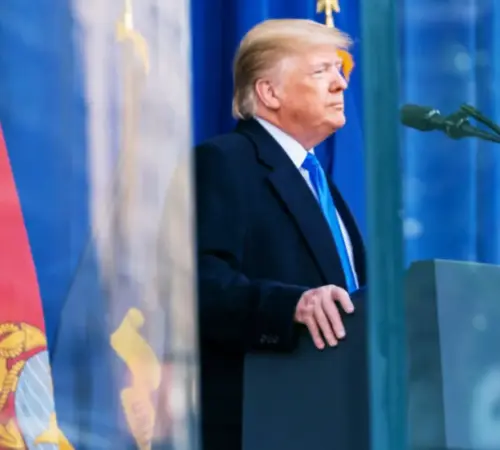 Trump aplaza amenaza contra Irán y extiende negociaciones
