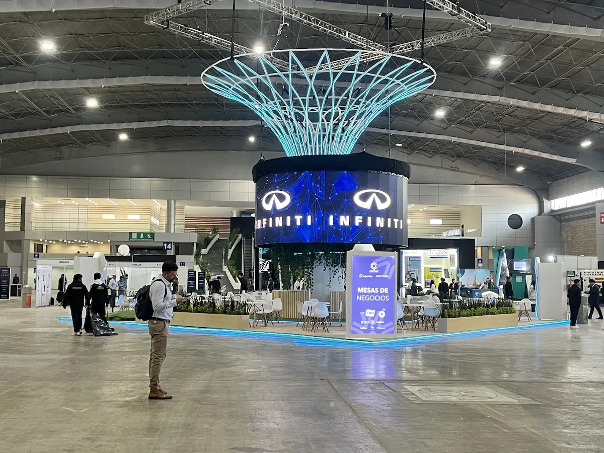expomeih2026santafemesasnegociosinfinit México Ahora Stand de Infiniti en Expo MEiH 2026 en Expo Santa Fe México mostrando una estructura iluminada en forma de árbol azul pantallas LED circulares y una zona de mesas de negocios con profesionales del sector energético e industrial