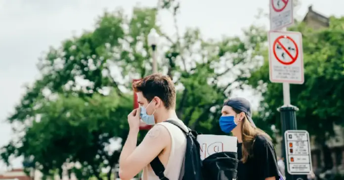 jóvenes con cubrebocas en la calle La aparición de variantes como “Cigarra” demuestra que el virus de COVID-19 continúa evolucionando, pero también que la respuesta global ha mejorado para detectarlas y analizarlas a tiempo.