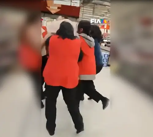 Mujer es detenida tras presunto intento de robo en supermercado de Puebla
