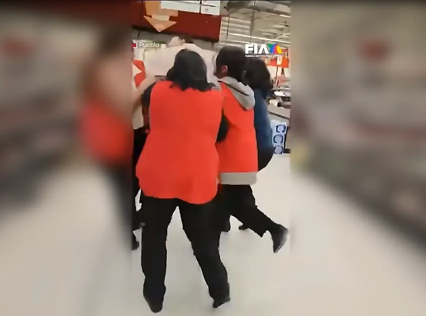Mujer es detenida tras presunto intento de robo en supermercado de Puebla