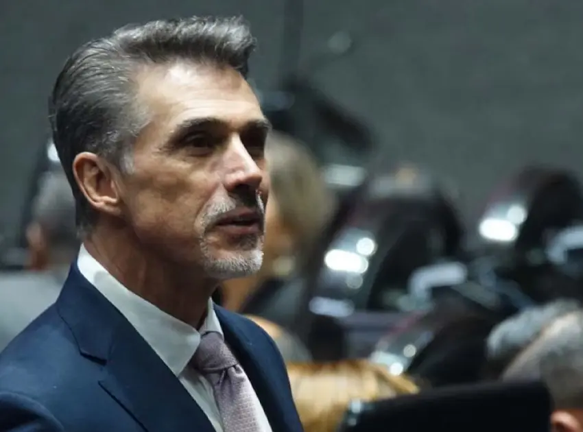Sergio Mayer admite error y anuncia su regreso al Congreso tras polémica