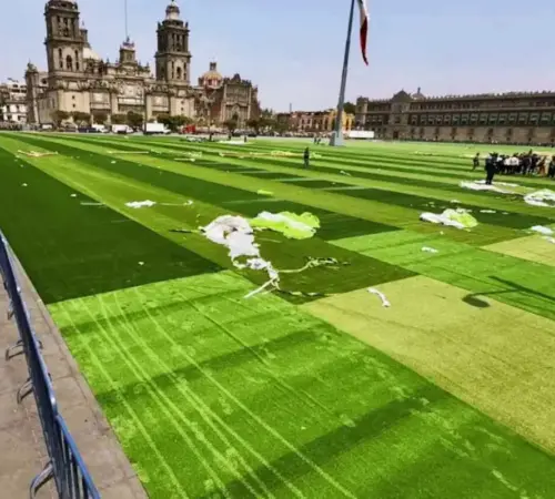 CNTE protesta en el Zócalo previo a clase masiva de fútbol