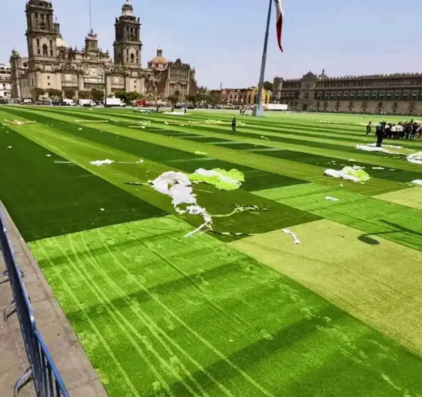 CNTE protesta en el Zócalo previo a clase masiva de fútbol