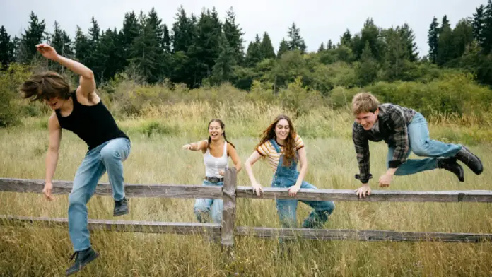 Ventajas de vivir lejos de las grandes ciudades Una de las principales ventajas es la tranquilidad. Al disminuir el ruido constante del tráfico y la actividad urbana, el descanso suele ser más reparador y el estrés cotidiano puede reducirse.