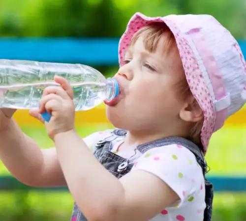 ¿Cómo evitar la deshidratación en niños durante el calor?
