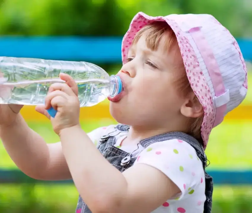 ¿Cómo evitar la deshidratación en niños durante el calor?