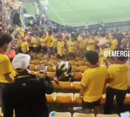 Mujer golpea a la amante de su esposo en medio de un partido de fútbol