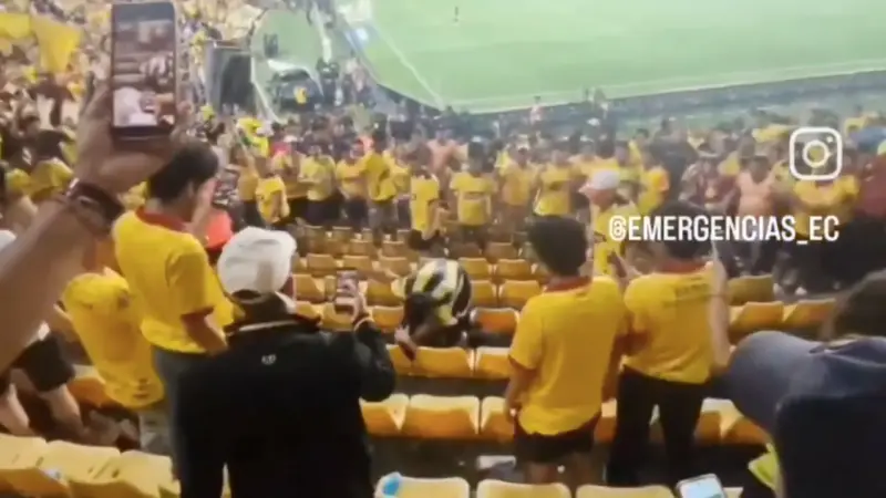 Mujer golpea a la amante de su esposo en medio de un partido de fútbol