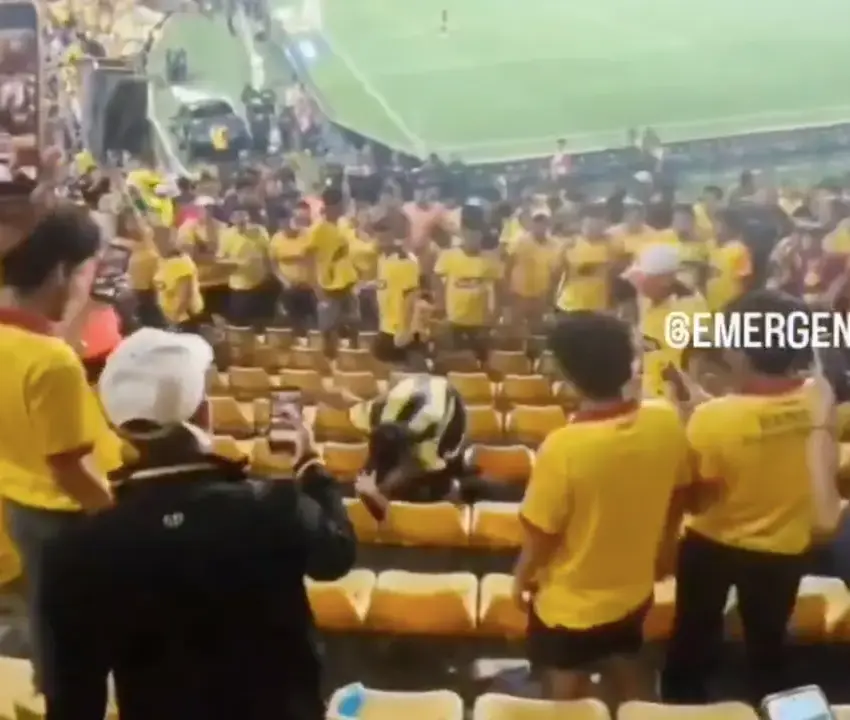 Mujer golpea a la amante de su esposo en medio de un partido de fútbol