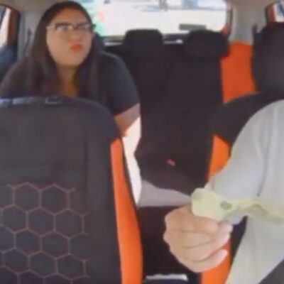 Mujer paga con billete falso a taxi de aplicación y amenaza con Ley Valeria