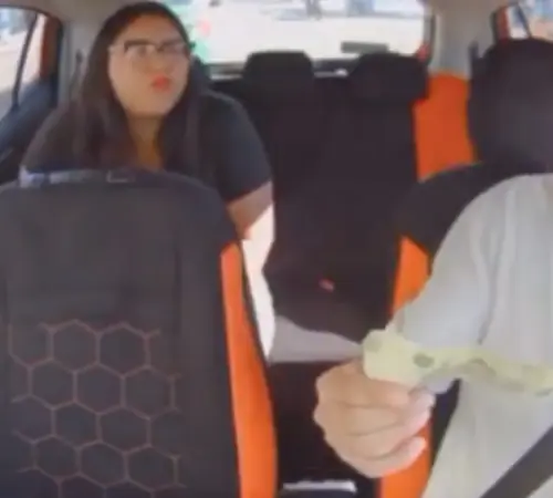 Mujer paga con billete falso a taxi de aplicación y amenaza con Ley Valeria