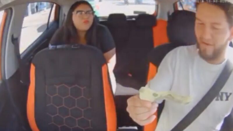 Mujer paga con billete falso a taxi de aplicación y amenaza con Ley Valeria