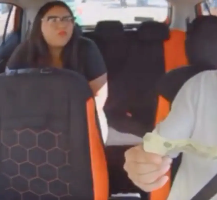 Mujer paga con billete falso a taxi de aplicación y amenaza con Ley Valeria
