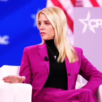 Donald Trump releva a Pam Bondi del cargo de fiscal general