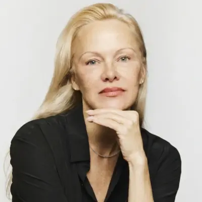 Pamela Anderson se muestra al natural en campaña contra modelos de IA