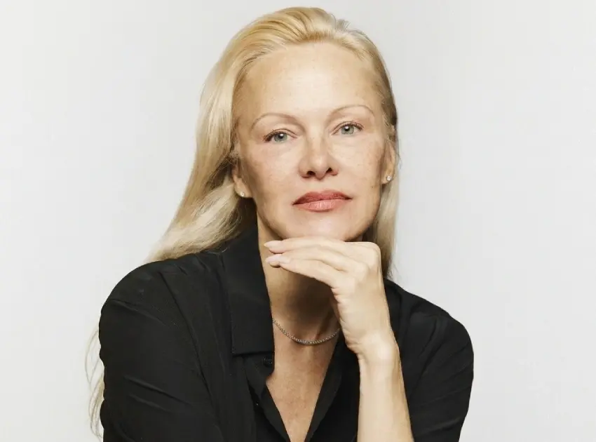 Pamela Anderson se muestra al natural en campaña contra modelos de IA