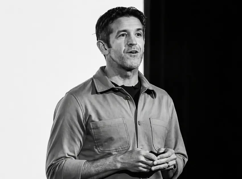 ¿Qué trayectoria tiene John Ternus, el nuevo líder de Apple?