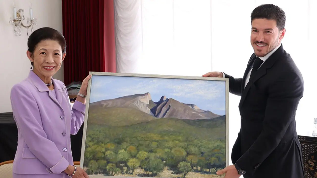 Samuel García invita a la Princesa Hisako de Japón al partido mil de la FIFA