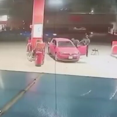 Asalto en Cuautitlán Izcalli familia despojada de su auto en gasolinera
