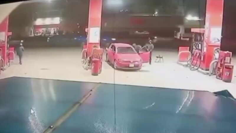 Asalto en Cuautitlán Izcalli familia despojada de su auto en gasolinera