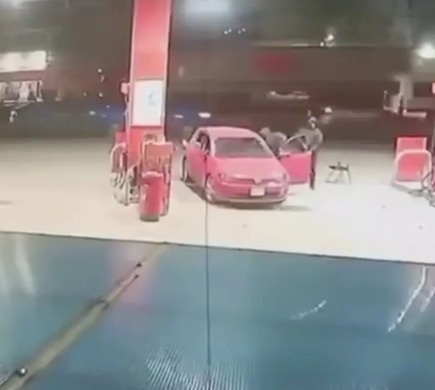 Asalto en Cuautitlán Izcalli: familia despojada de su auto en gasolinera