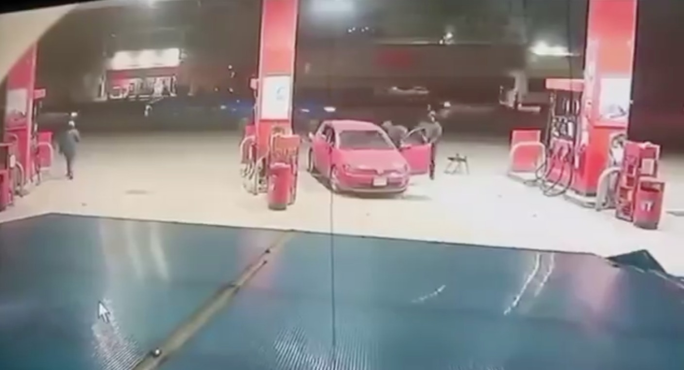 Asalto en Cuautitlán Izcalli familia despojada de su auto en gasolinera