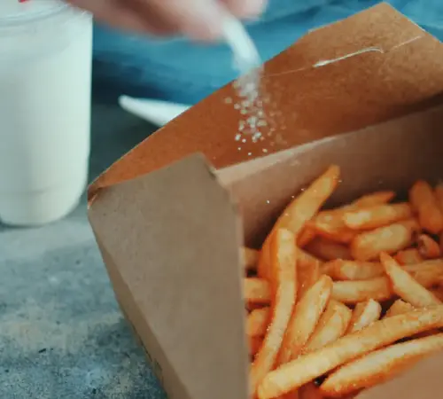 Las grasas trans y saturadas tienen distintos efectos en el organismo pero su consumo en exceso puede afectar la salud cardiovascular por lo que se recomienda priorizar grasas más saludables en la dieta