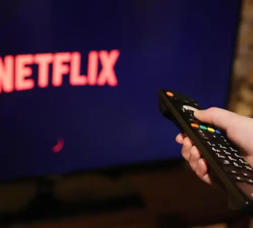 Netflix se recupera en bolsa tras polémica por Warner Bros y vuelve a ganar confianza