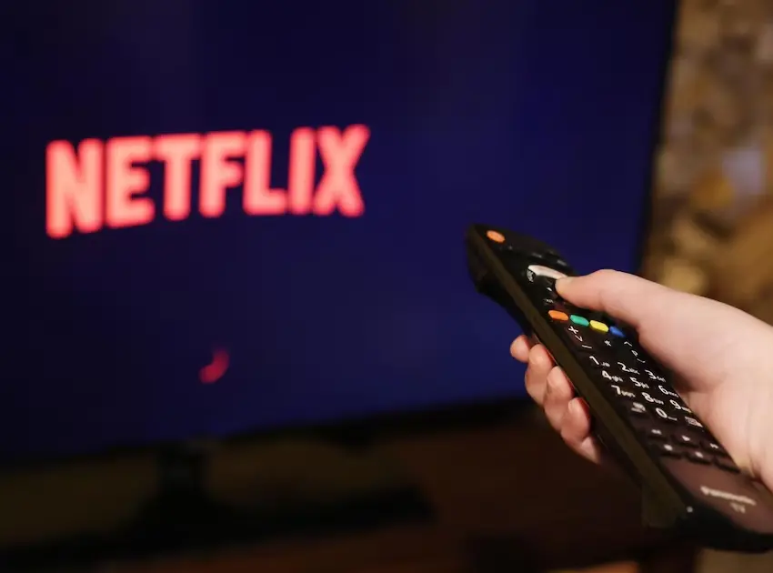 Netflix se recupera en bolsa tras polémica por Warner Bros y vuelve a ganar confianza