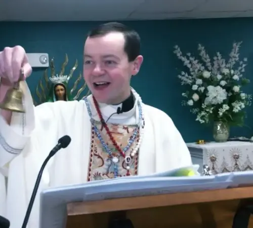 La polémica limosna digital: sacerdote usa terminal bancaria en iglesia