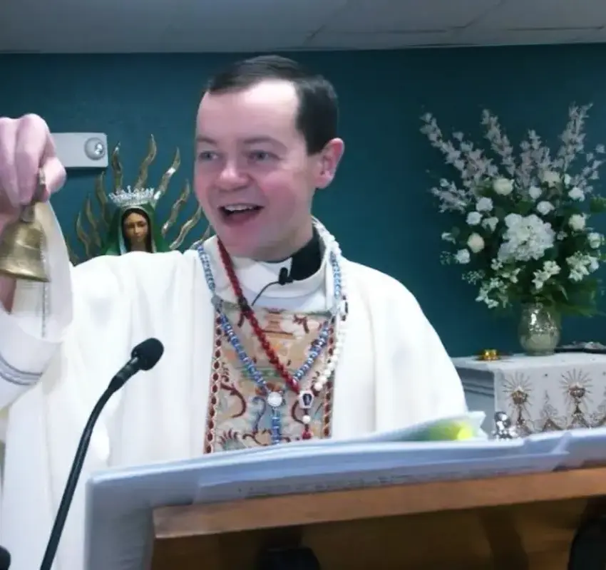 La polémica limosna digital: sacerdote usa terminal bancaria en iglesia
